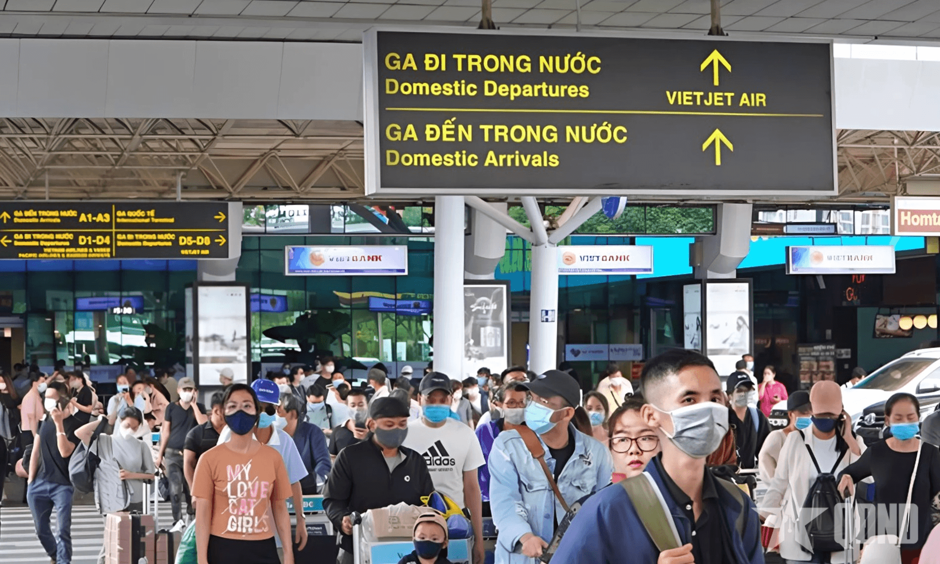 Sân bay Tân Sơn Nhất rộn ràng chào đón du khách trong dịp Đại lễ 30-4