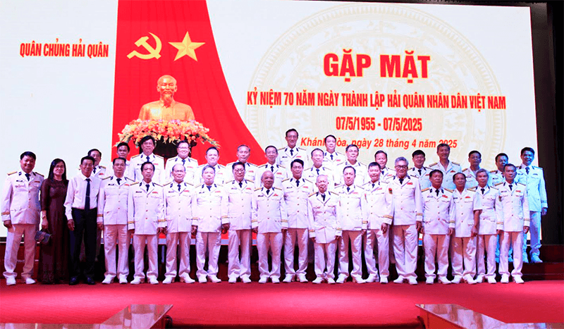 Gặp mặt truyền thống kỷ niệm 70 năm thành lập Hải quân nhân dân Việt Nam