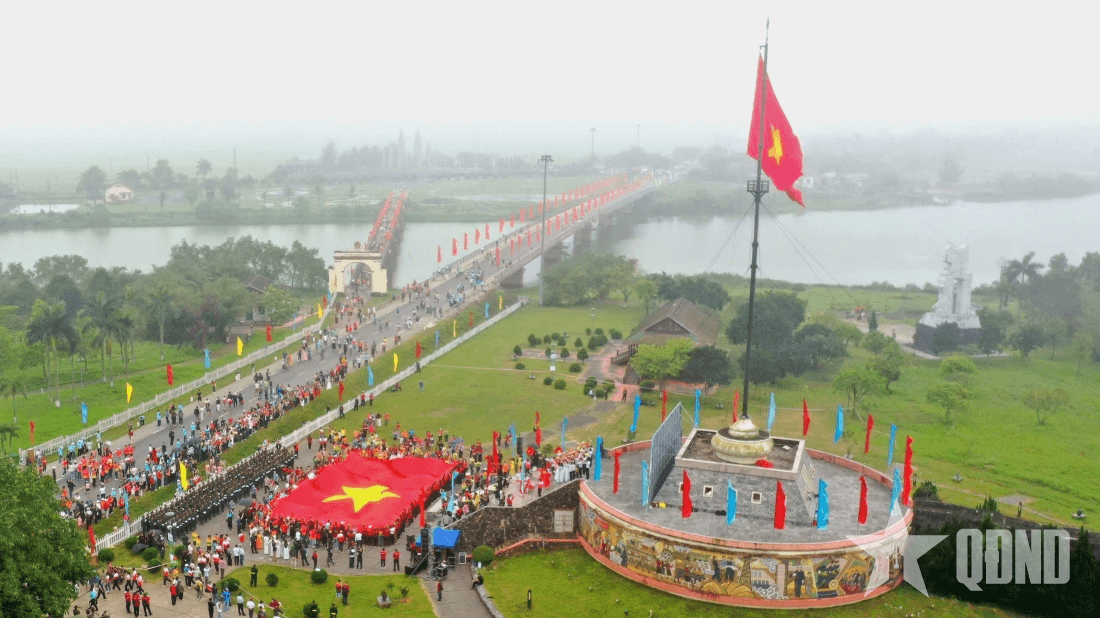 “Lá cờ còn, Tổ quốc còn!”