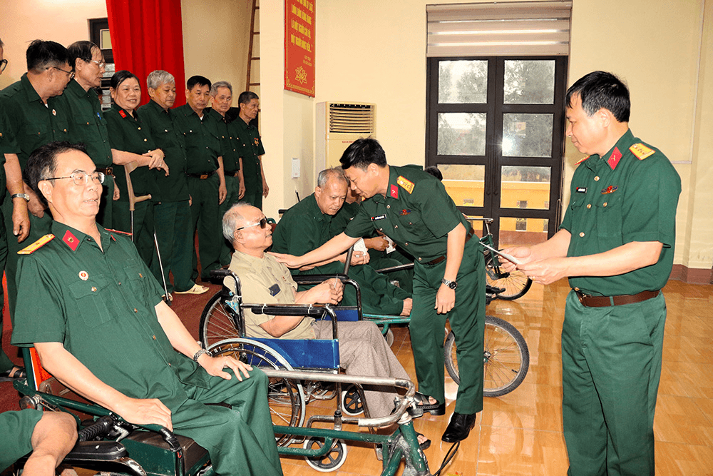 Quân khu 2 thăm, tặng quà thương, bệnh binh tại Trung tâm Điều dưỡng người có công tỉnh Phú Thọ