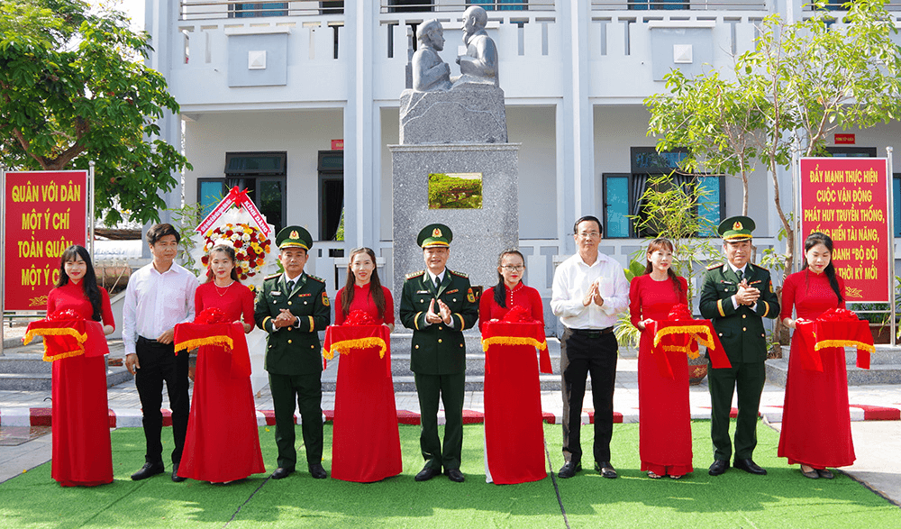 Khánh thành tượng đài Bác Hồ với chiến sĩ biên phòng