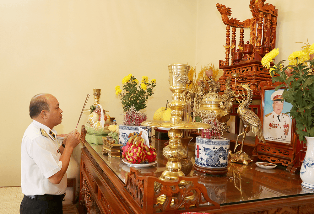 Phó chính ủy Hải quân thăm, tặng quà gia đình Thiếu tướng Mai Năng và Đại tá Nguyễn Ngọc Quế