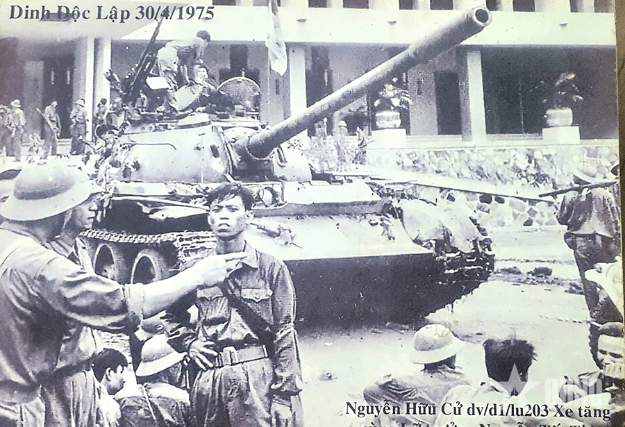 Vào dinh Độc Lập khi áo còn thấm máu