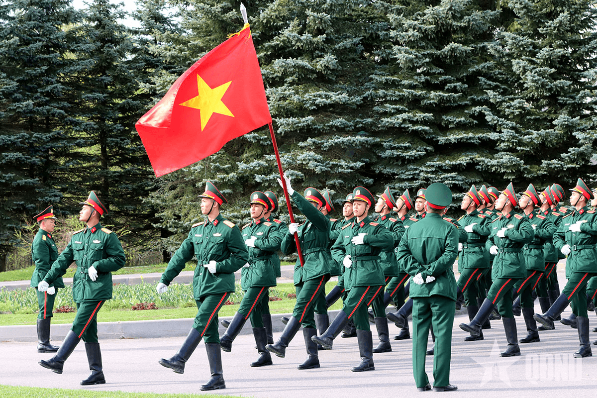 Tuyết rơi nhẹ khi đoàn Quân đội nhân dân Việt Nam tập luyện chuẩn bị cho Lễ duyệt binh tại Quảng trường Đỏ