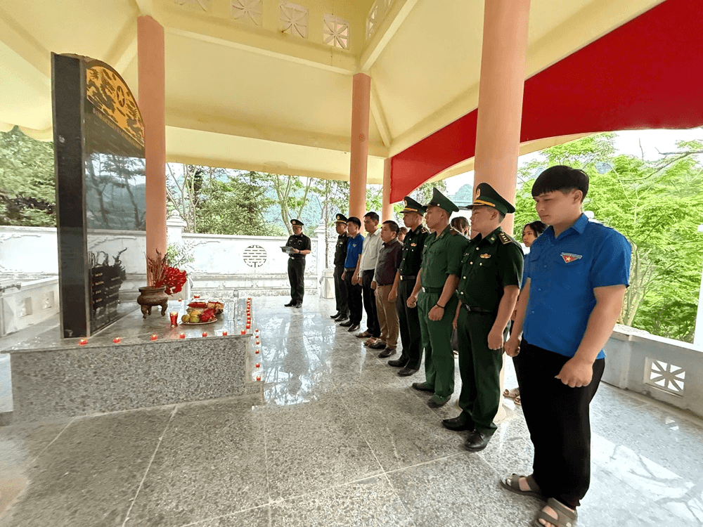 Đồn Biên phòng Sơn Vĩ thăm, tặng quà các gia đình chính sách và thắp nến tri ân các anh hùng liệt sĩ