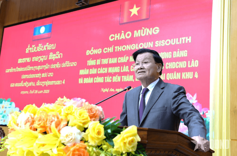 Tổng Bí thư, Chủ tịch nước Lào thăm, làm việc tại Bộ tư lệnh Quân khu 4