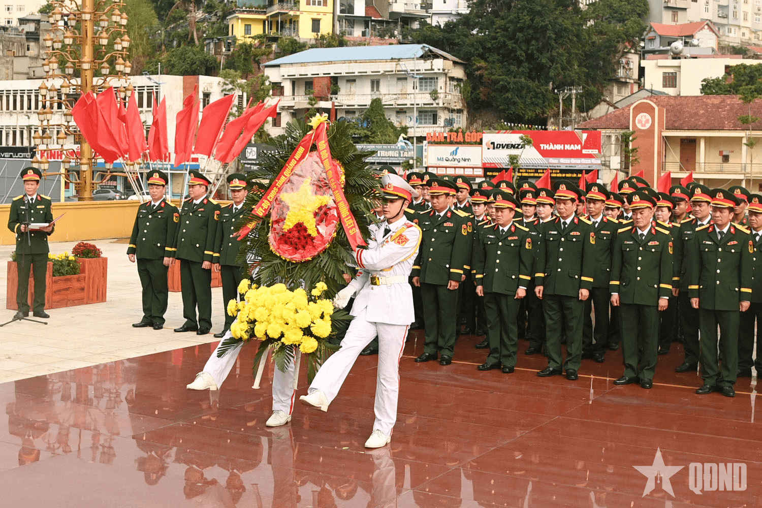 Đoàn đại biểu, Đảng ủy Bộ CHQS tỉnh Quảng Ninh dâng hoa, dâng hương tưởng niệm