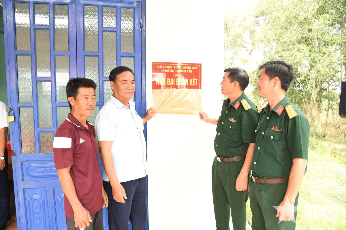 Bộ CHQS tỉnh Long An trao tặng nhà đại đoàn kết
