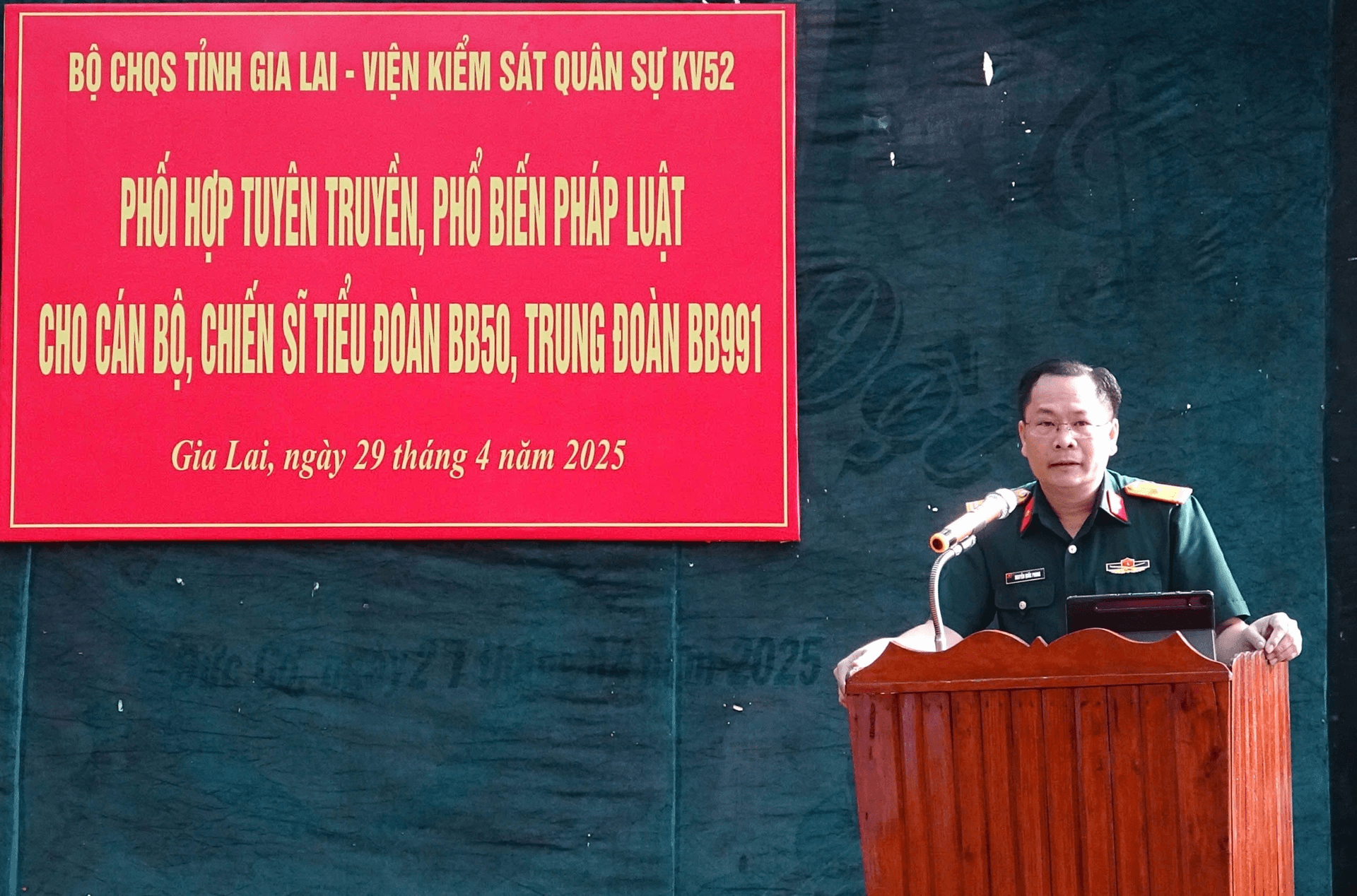 Bộ CHQS tỉnh Gia Lai phối hợp tuyên truyền, phổ biến giáo dục pháp luật cho chiến sĩ mới
