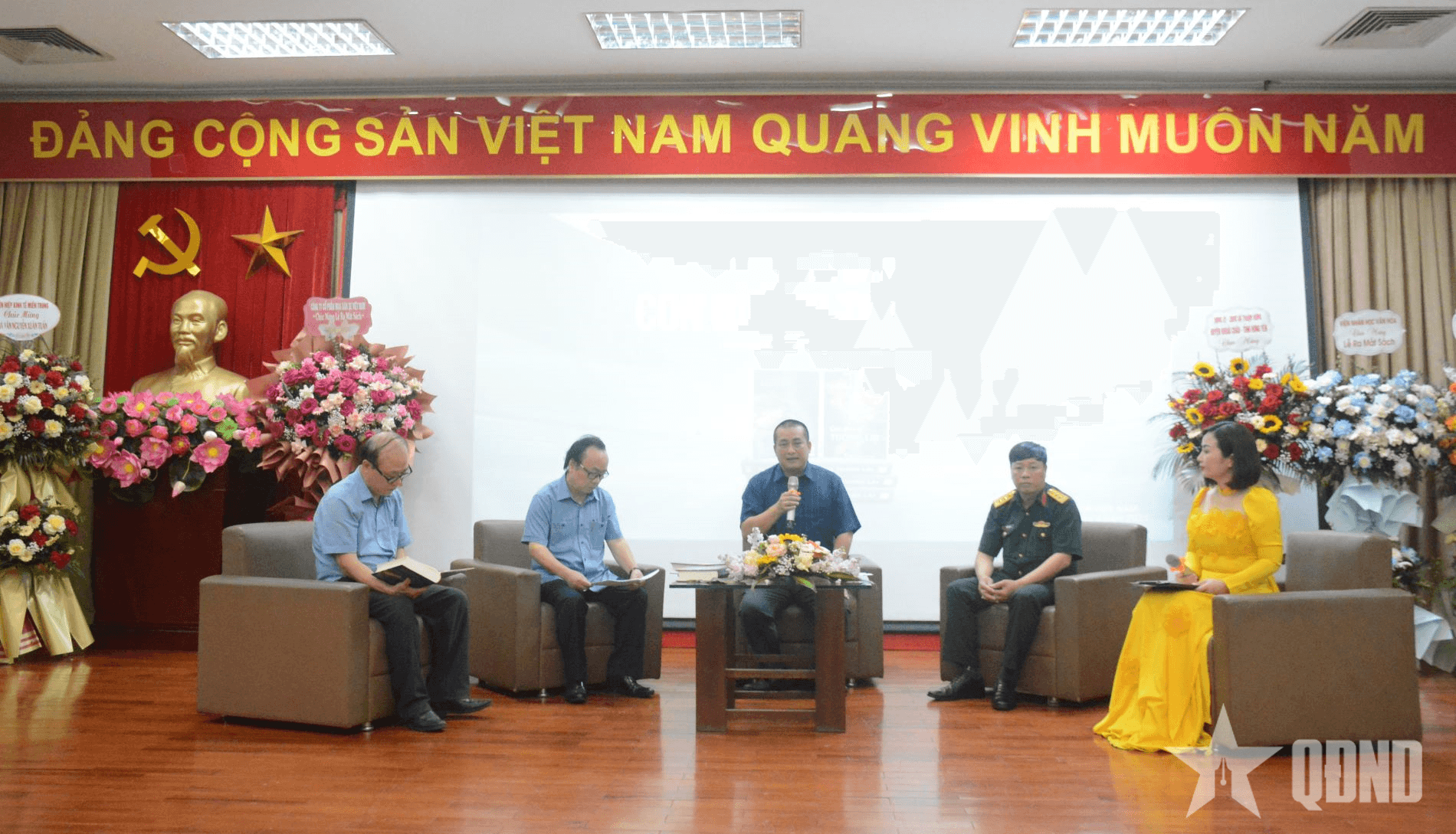 Ra mắt cuốn sách “Con đường tương lai”