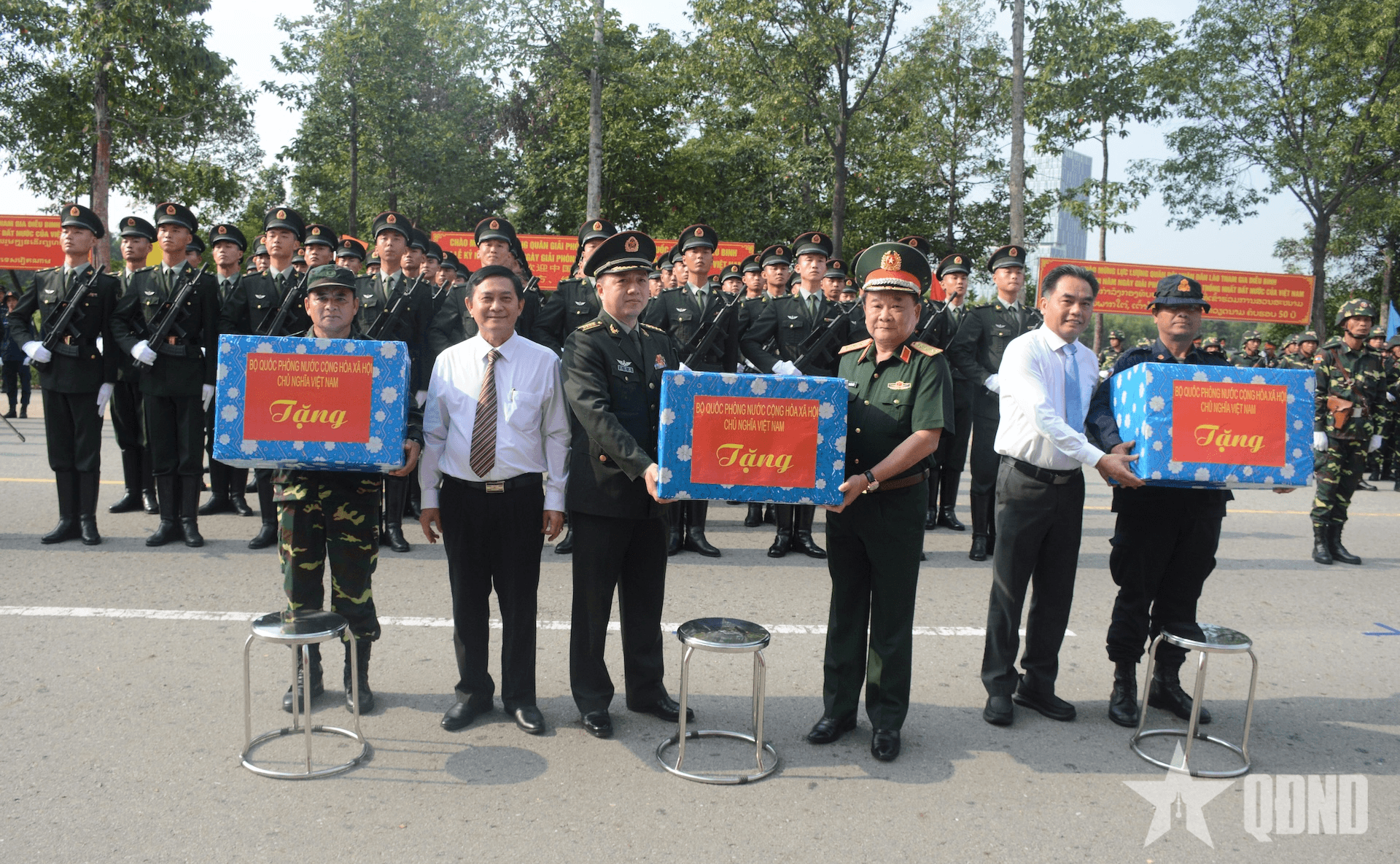 Thượng tướng Hoàng Xuân Chiến thăm, động viên lực lượng quân đội nước ngoài tham gia diễu binh dịp 30-4