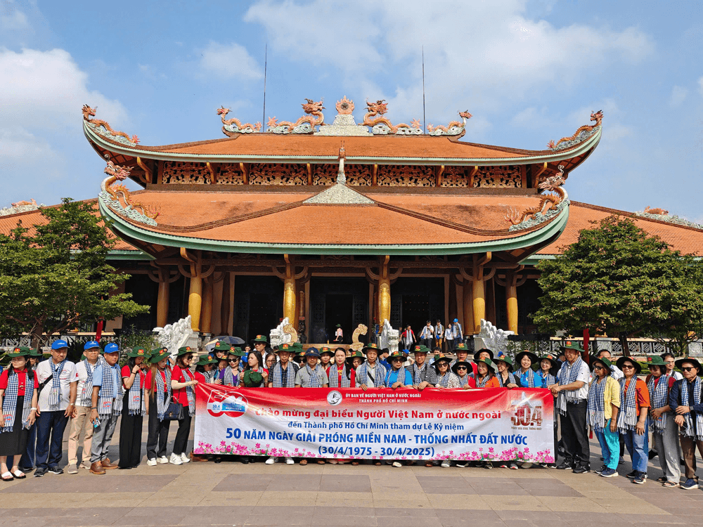 Đoàn kiều bào thăm, tặng quà tri ân tại huyện Củ Chi (TP Hồ Chí Minh)