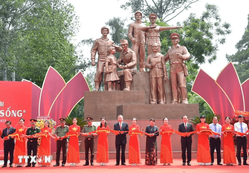 Tổng Bí thư Tô Lâm dự Lễ khánh thành Tượng đài Công an nhân dân tại Thành phố Hồ Chí Minh