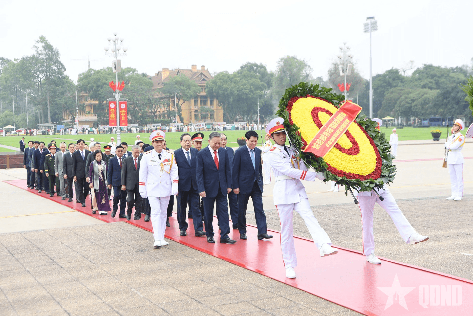 Lãnh đạo Đảng, Nhà nước, Quân đội vào Lăng viếng Chủ tịch Hồ Chí Minh nhân kỷ niệm 50 năm Ngày giải phóng miền Nam, thống nhất đất nước