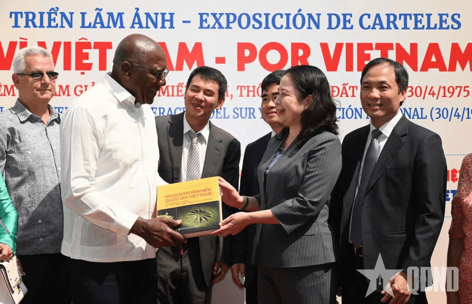 Triển lãm ảnh “Vì Việt Nam - Por Vietnam”