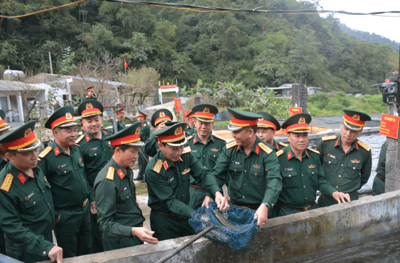 Giúp dân thoát nghèo ở Tung Qua Lìn