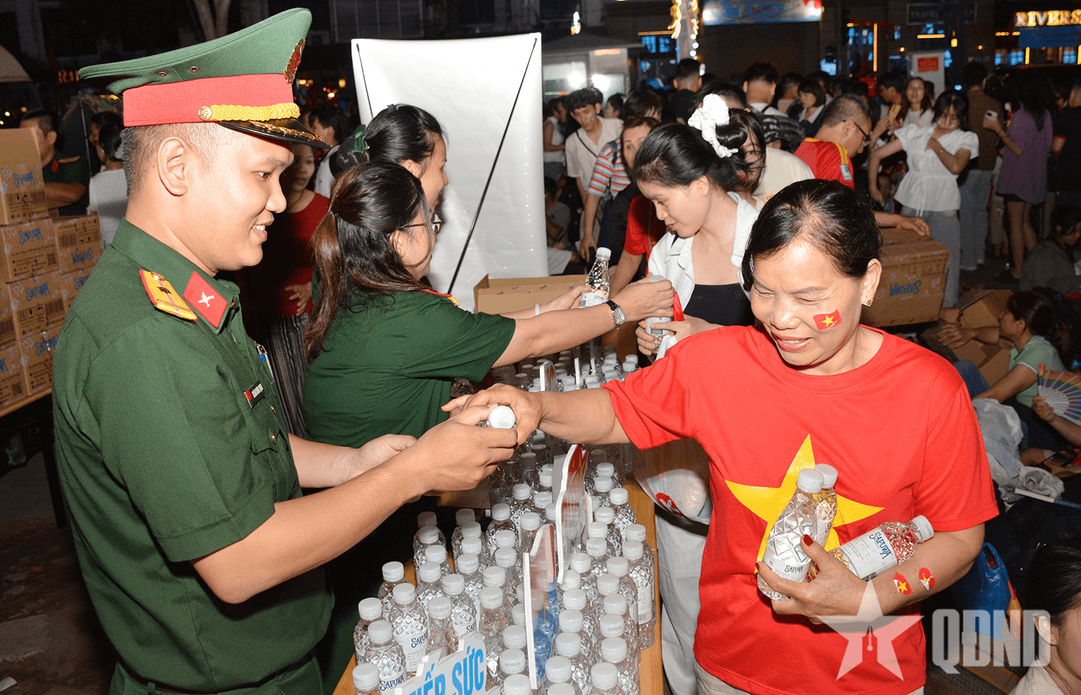 TP Hồ Chí Minh: Bộ đội “tiếp sức” người dân, du khách dịp lễ 30-4