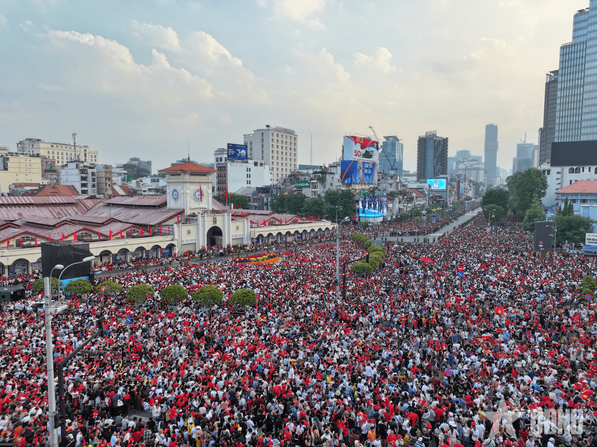 Đi giữa lòng nhân dân