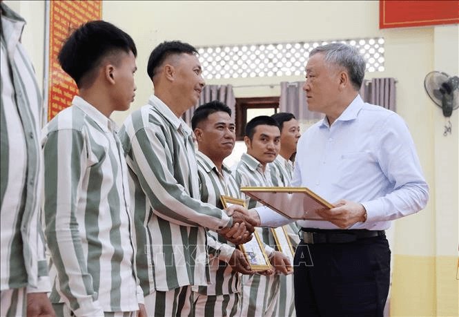 Phó thủ tướng Thường trực Chính phủ: Tạo điều kiện để người được đặc xá nhanh chóng hòa nhập cộng đồng

​