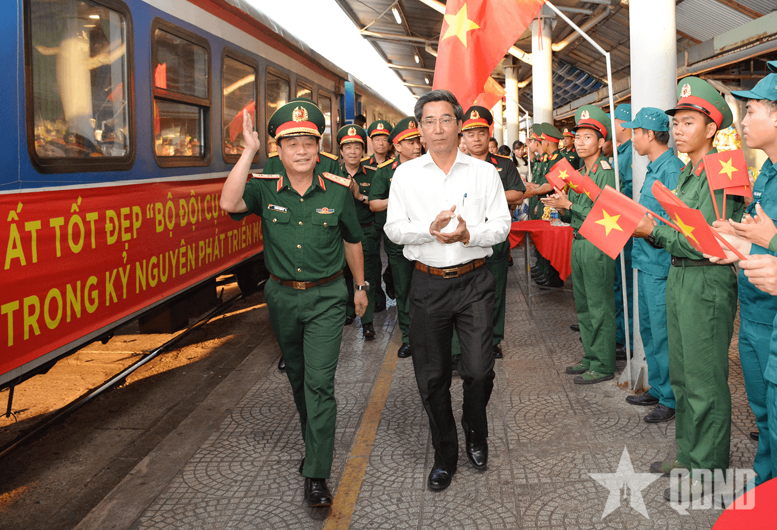 Ga Đà Nẵng rực rỡ màu cờ đón đoàn diễu binh, diễu hành về đơn vị