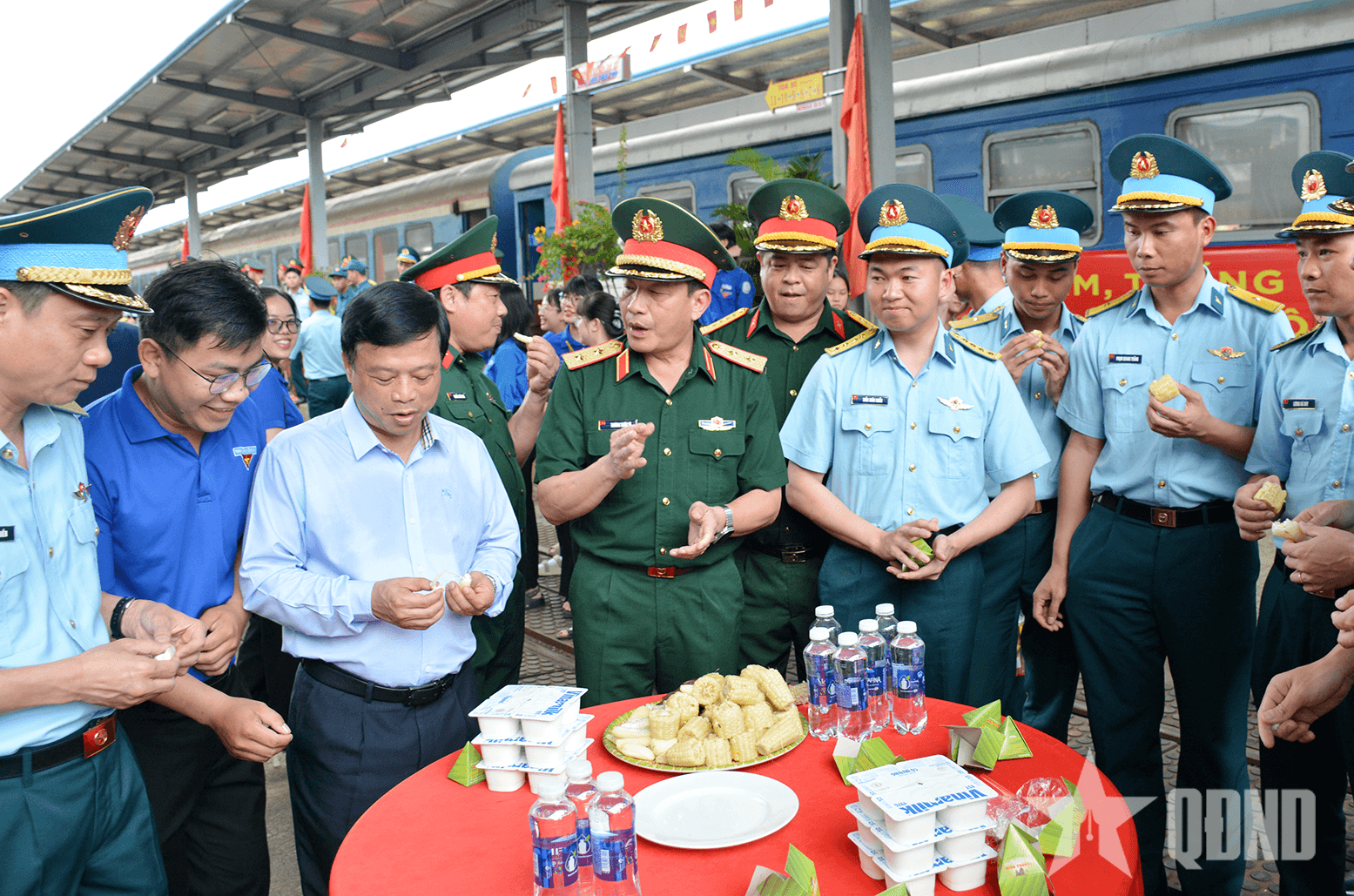 Đoàn diễu binh, diễu hành hành quân về đơn vị được chào đón nồng nhiệt tại ga Diêu Trì