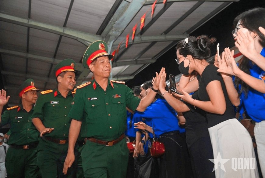 Lưu luyến phút chia tay nhân dân miền Nam