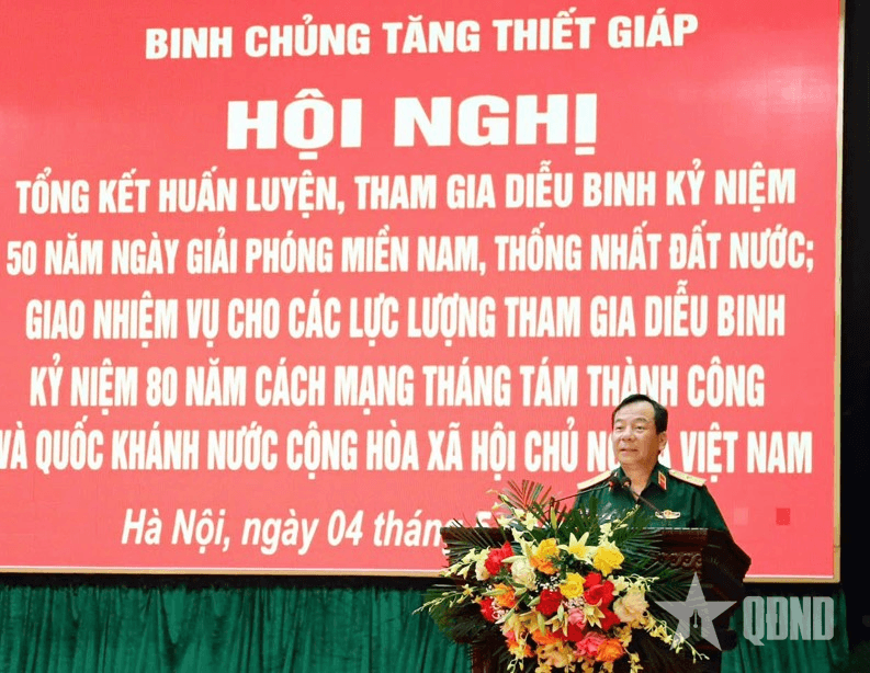 Binh chủng Tăng thiết giáp tổng kết huấn luyện, tham gia diễu binh kỷ niệm 50 năm Ngày giải phóng miền Nam, thống nhất đất nước