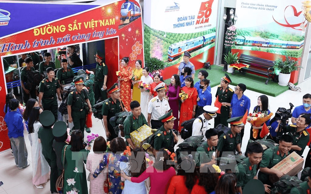 Đón đoàn cán bộ, chiến sĩ tham gia diễu binh về đến Hà Nội
