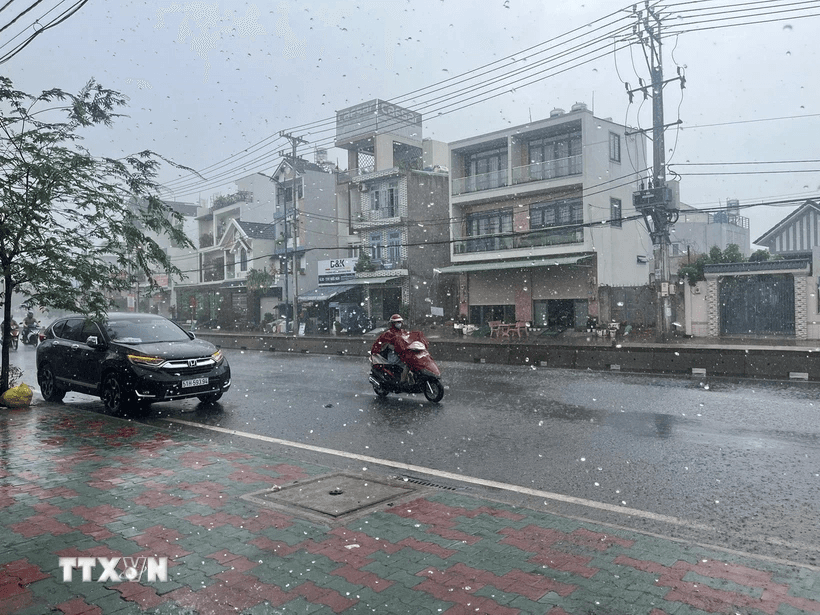 Thời tiết đêm 4-5: Cẩn trọng với mưa dông kèm thời tiết cực đoan
