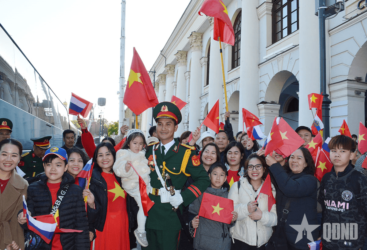 Bà con kiều bào và du học sinh tại Nga nồng nhiệt chào đón Đoàn Quân đội nhân dân Việt Nam tại Quảng trường Đỏ