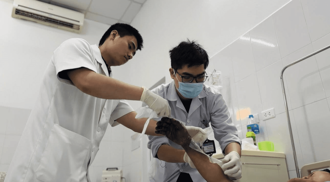 Bệnh viện Bệnh Nhiệt đới Trung ương cứu sống bệnh nhân bị điện giật