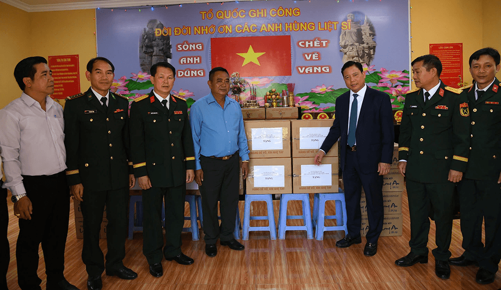 Gian khó tìm đồng đội trên đất bạn