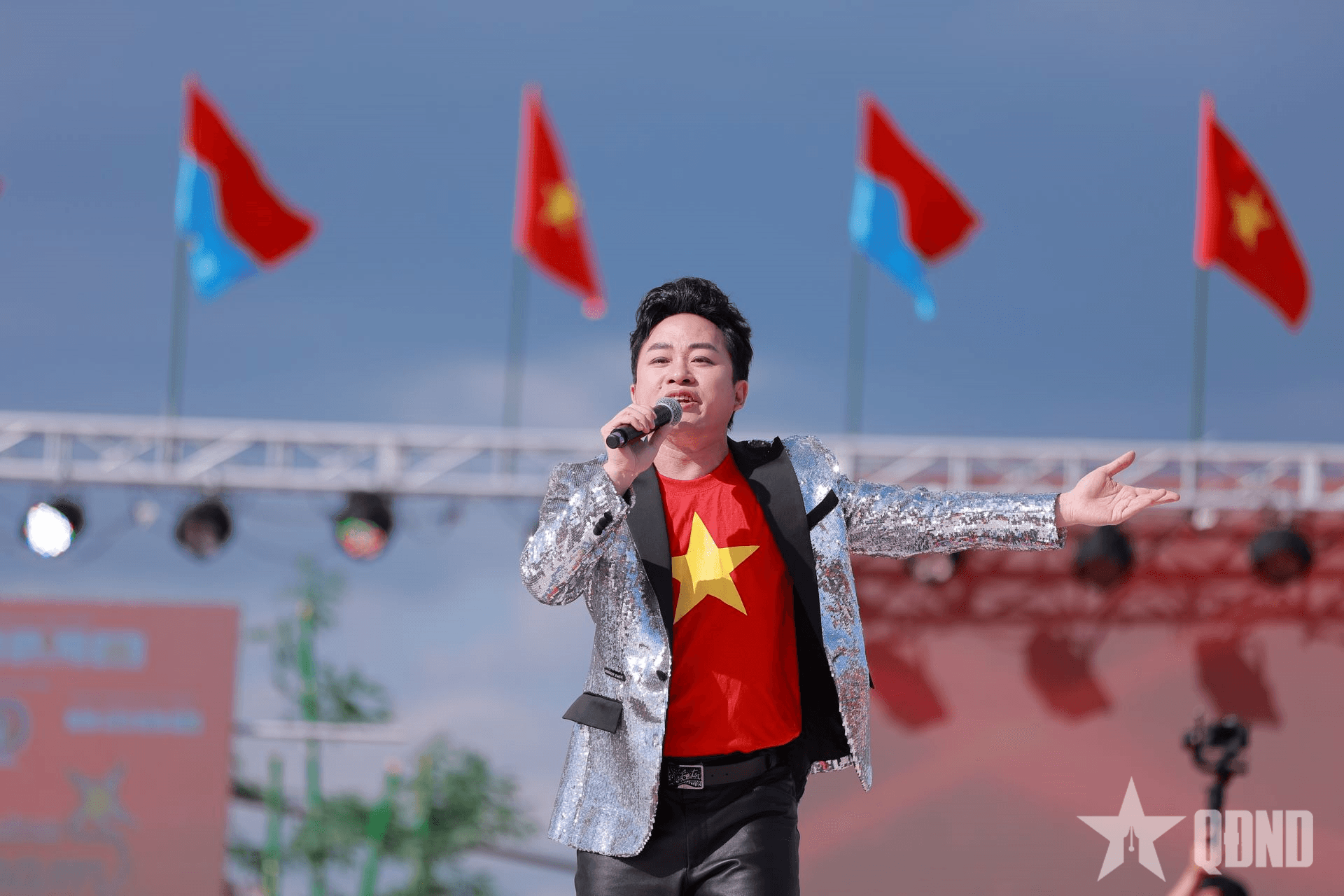 Ca sĩ Tùng Dương tự hào hát Quốc ca trong tiếng hò reo của khán giả Nhật Bản