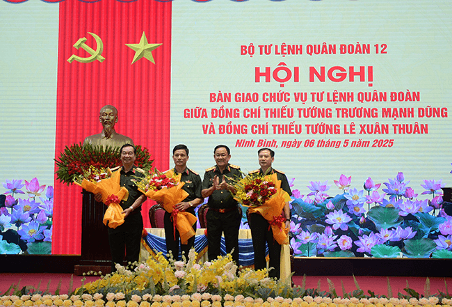 Bàn giao chức vụ Tư lệnh Quân đoàn 12