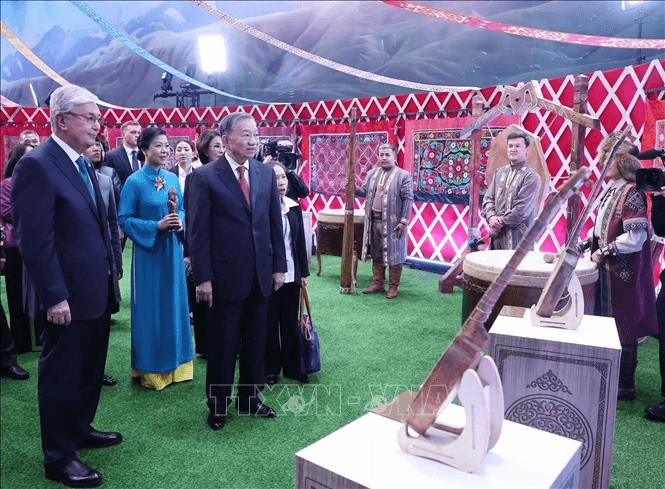 Tổng Bí thư Tô Lâm cùng phu nhân tham quan Làng Văn hóa Dân tộc tại Kazakhstan
