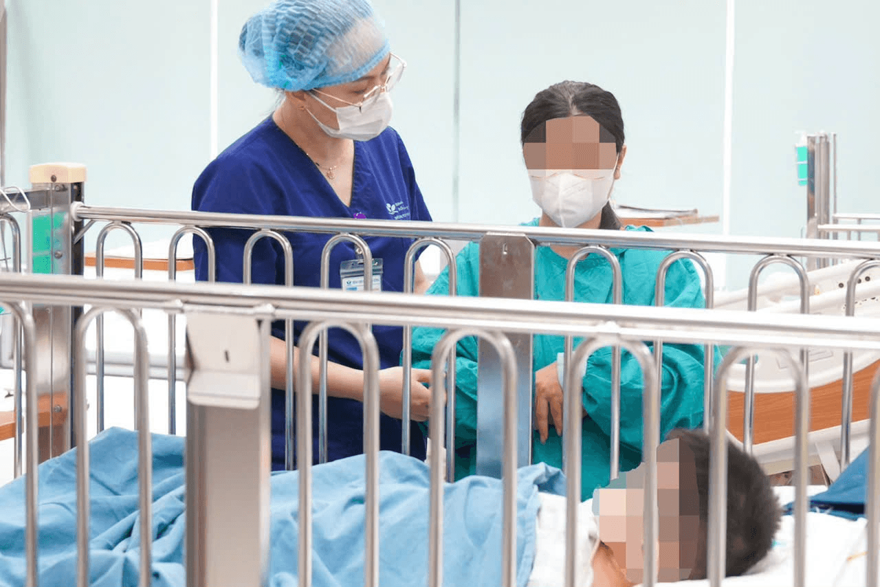 Bé trai Nam Định bị xe ba bánh chèn qua người sắp được xuất viện