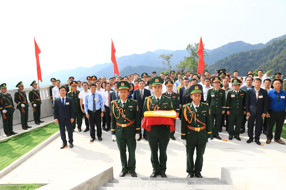 Điện Biên: Thượng cờ và gắn biển công trình cột cờ A Pa Chải