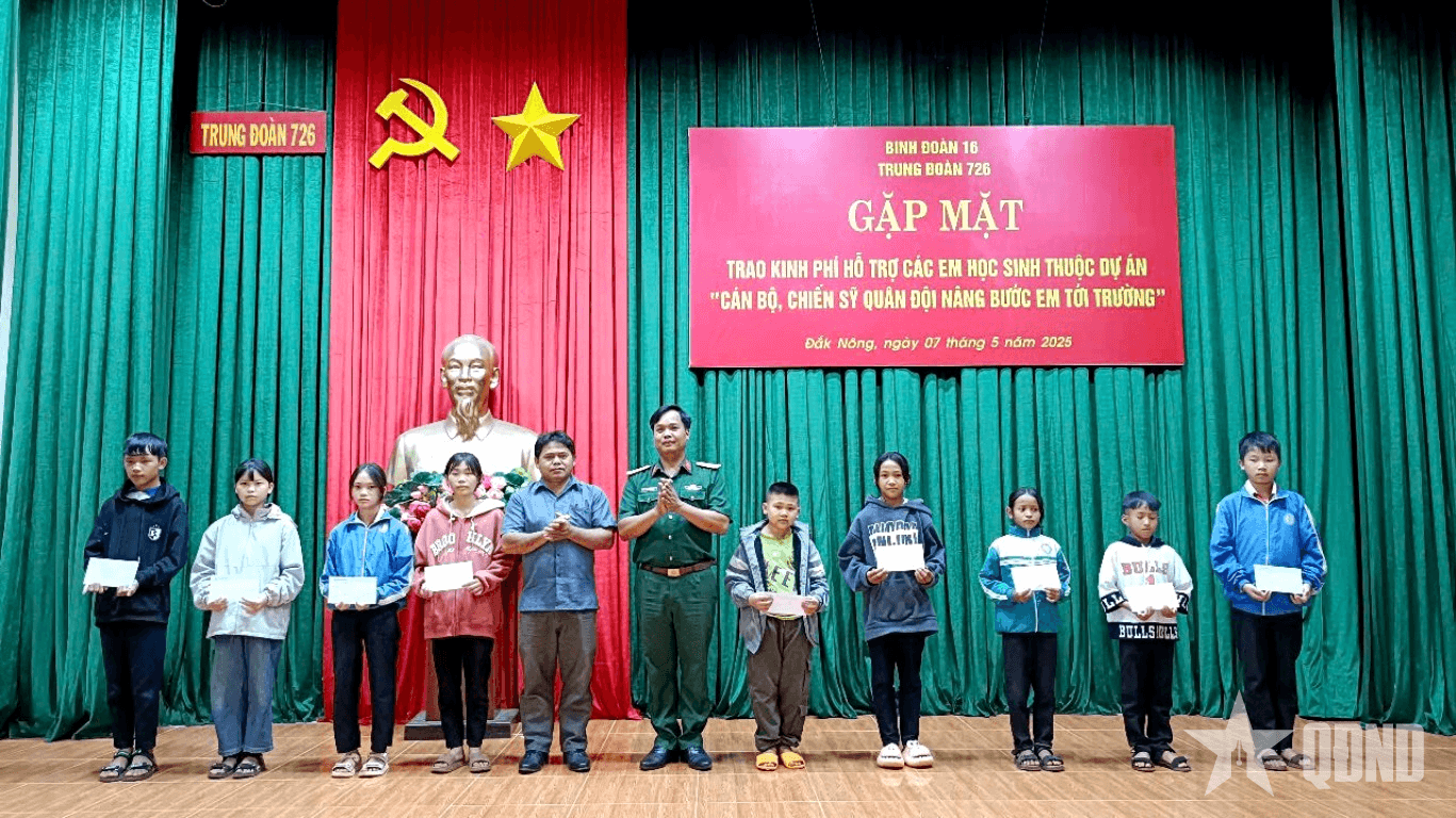 Trung đoàn 726: Trao kinh phí hỗ trợ các em học sinh thuộc dự án “Cán bộ, chiến sĩ Quân đội nâng bước em tới trường”