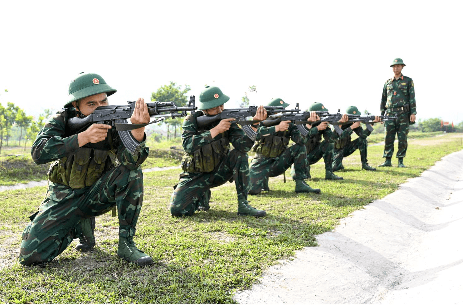 Để chiến sĩ mới thực hiện tốt nội dung "3 tiếng nổ"