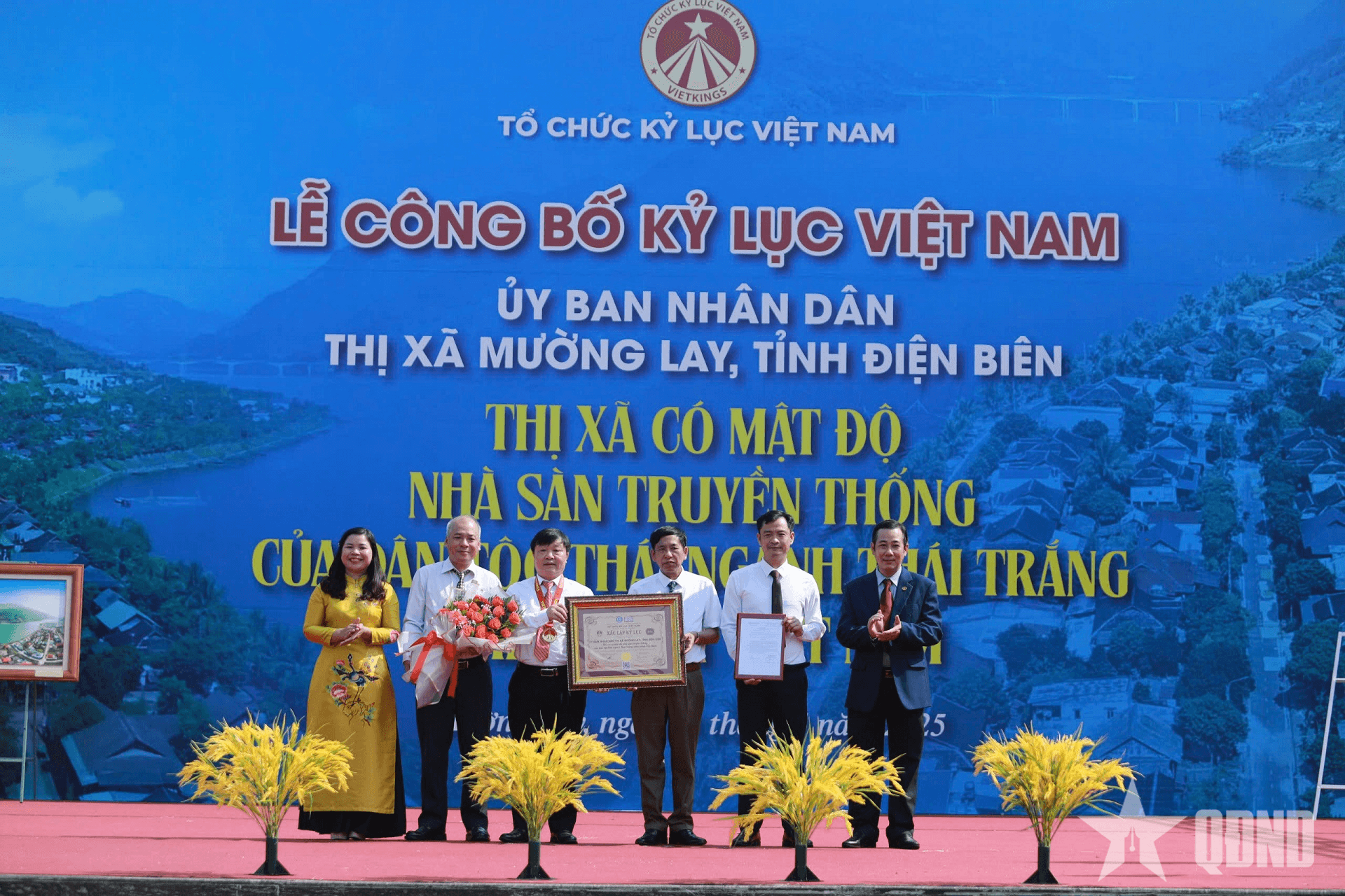 Kỷ lục “Thị xã có mật độ nhà sàn truyền thống của dân tộc Thái ngành Thái trắng nhiều nhất Việt Nam”