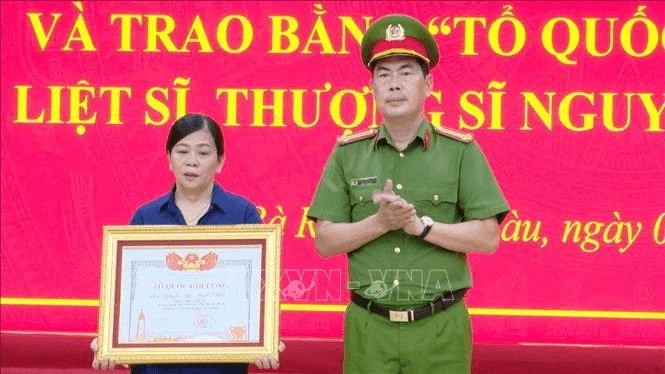 Trao Bằng "Tổ quốc ghi công" đến thân nhân Liệt sĩ, Thượng sĩ Nguyễn Ngọc Minh Nhật