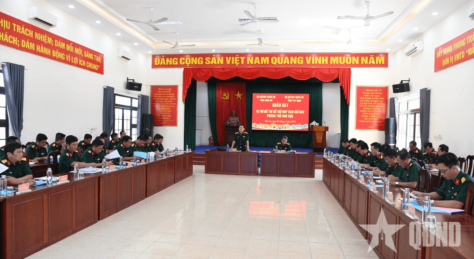 Bộ CHQS tỉnh Long An và tỉnh Tây Ninh trao đổi, thống nhất phương án sáp nhập đơn vị