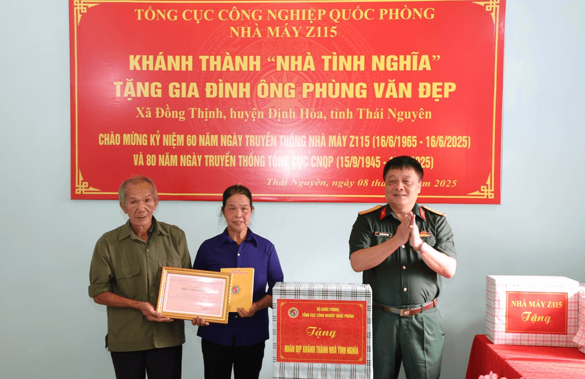 Nhà máy Z115 trao tặng nhà tình nghĩa, nhà đồng đội tại Thái Nguyên