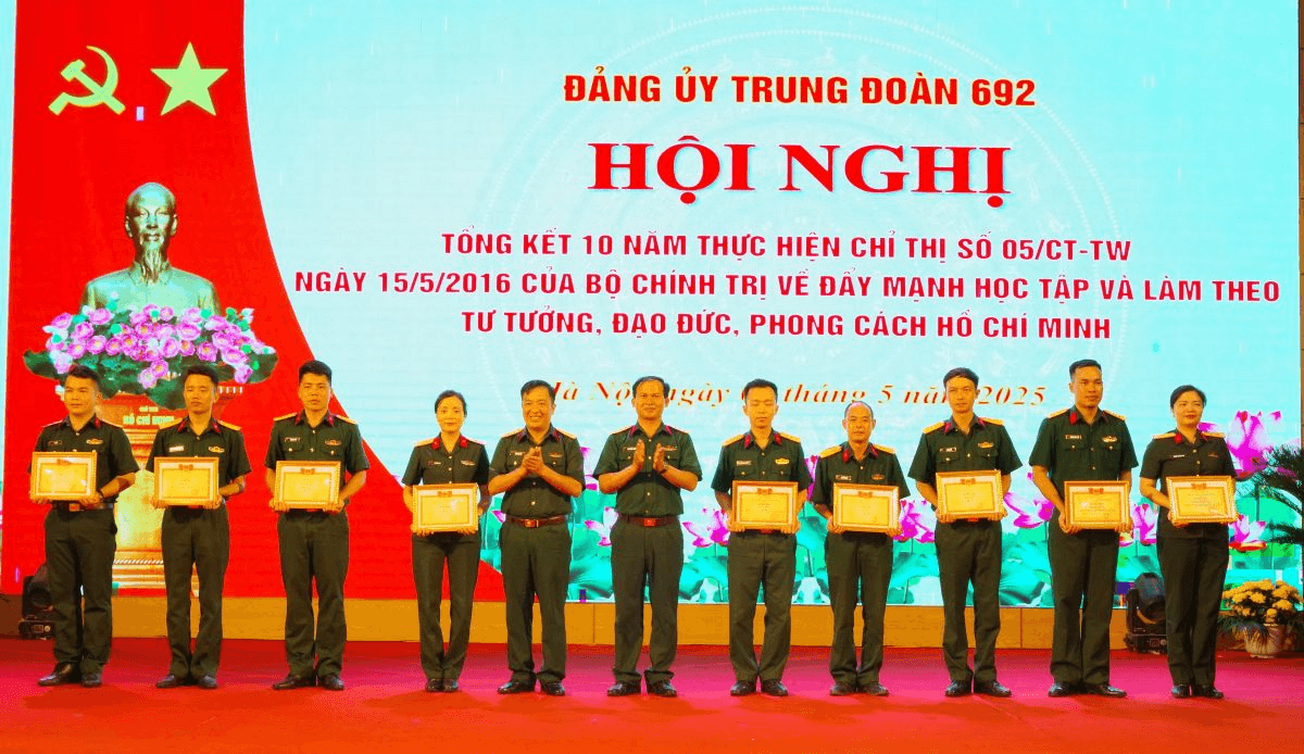 Đảng ủy Trung đoàn 692 tổng kết 10 năm thực hiện Chỉ thị 05 của Bộ Chính trị
