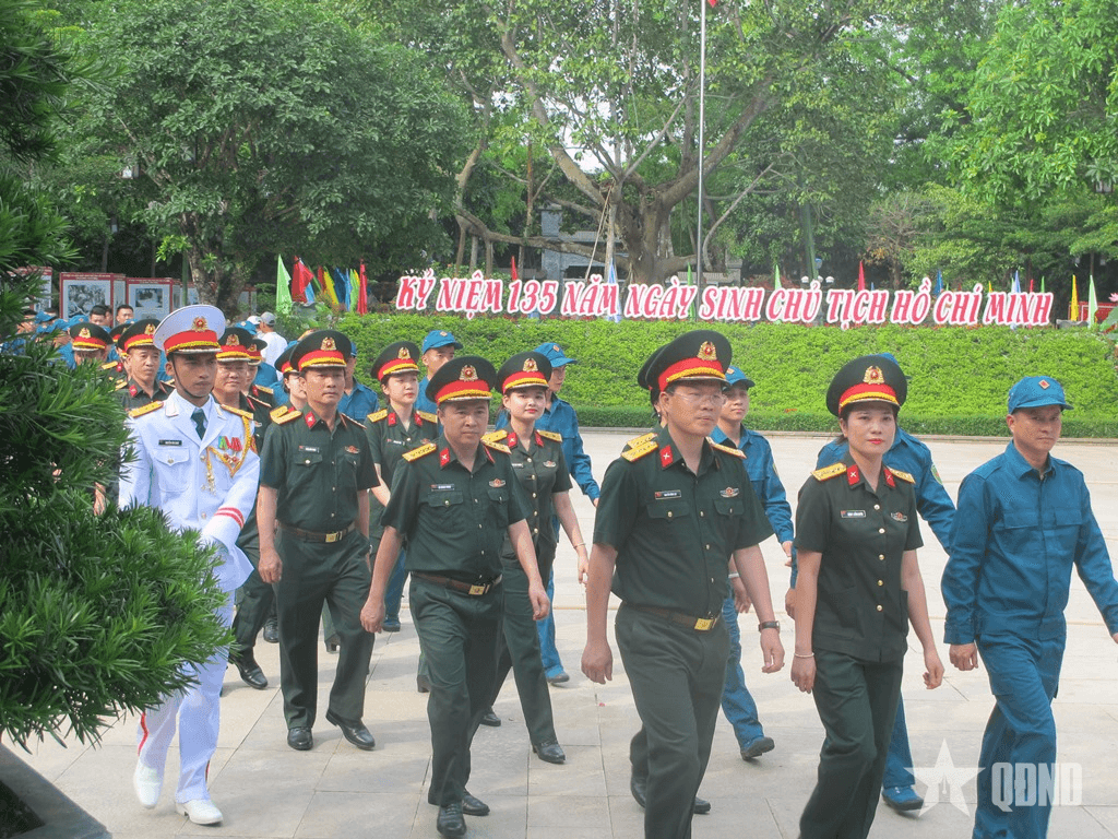 Đoàn công tác Gameshow "Sắc màu sao vuông" dâng hương tưởng niệm Chủ tịch Hồ Chí Minh