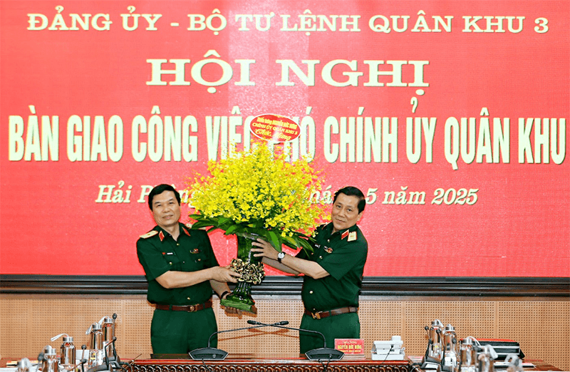 Bàn giao công việc Phó chính ủy Quân khu 3