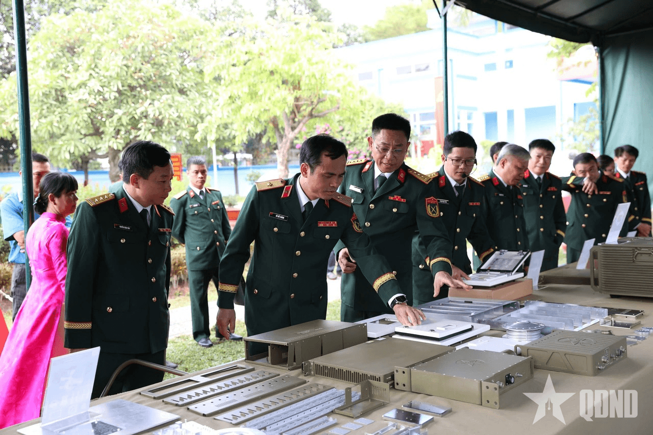 Công ty Thông tin điện tử Z755 giới thiệu nhiều sản phẩm, thiết bị, khí tài quân sự