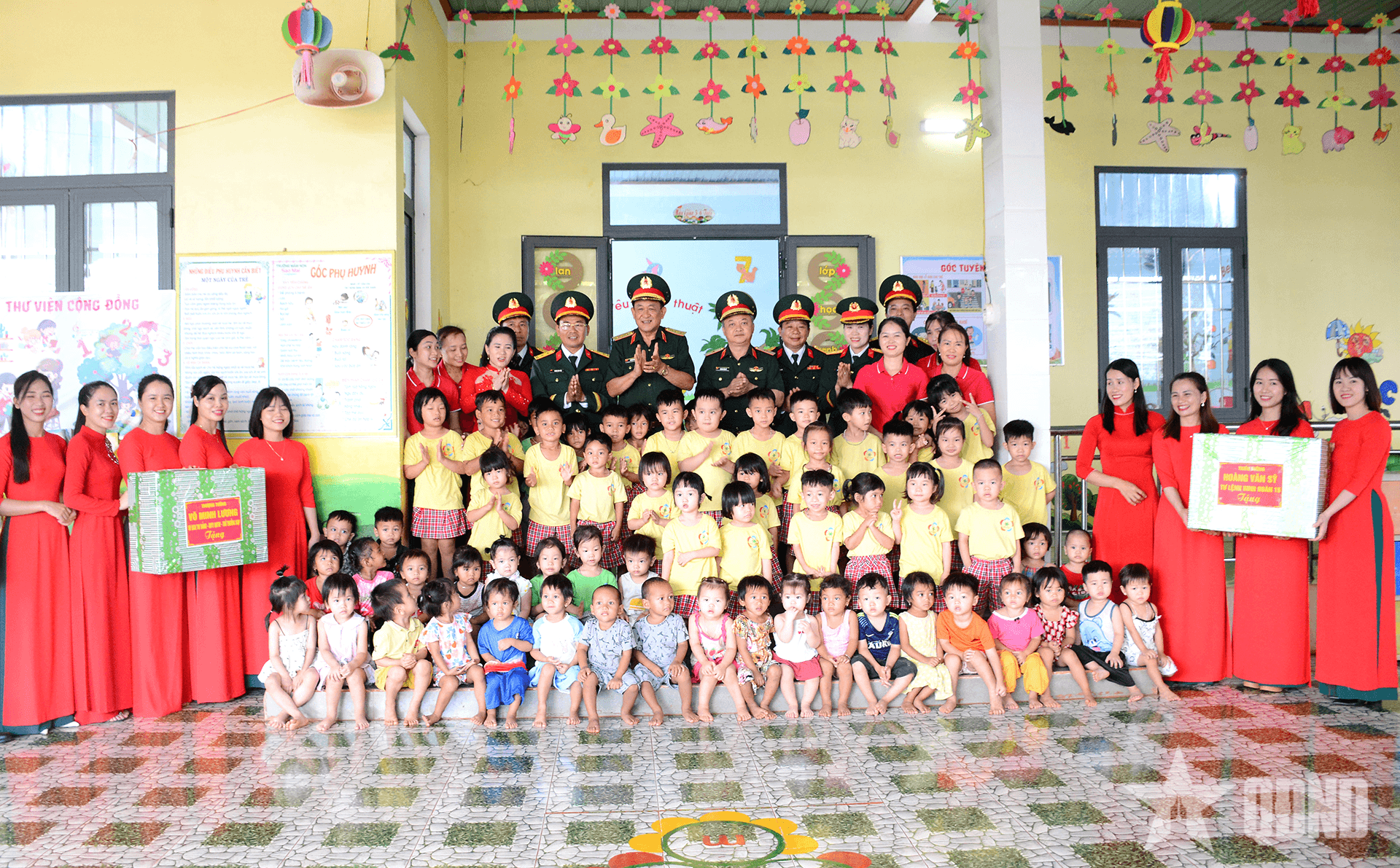Thượng tướng Võ Minh Lương kiểm tra công trình Trường Mầm non Sao Mai (Công ty 75, Binh đoàn 15)