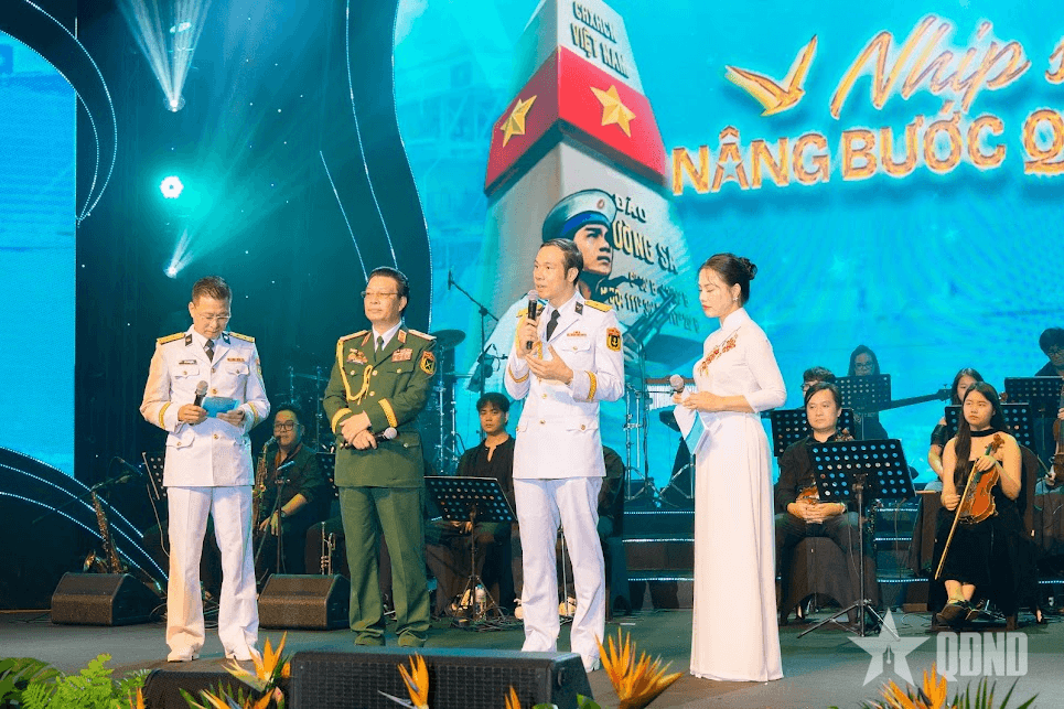 Nhịp sóng nâng bước quân hành: Bản hòa âm từ trùng khơi của hai nhạc sĩ mang áo lính