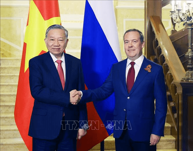 Tổng Bí thư Tô Lâm hội kiến Chủ tịch Đảng Nước Nga Thống nhất Dmitry Medvedev